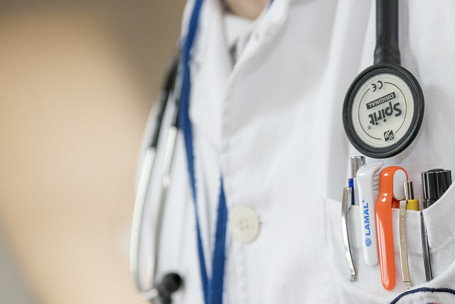 doktor se stetoskopem