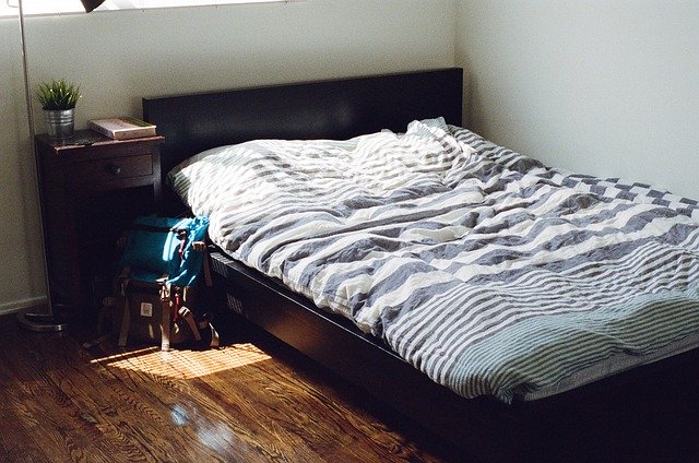 postel v mahagonové úpravě